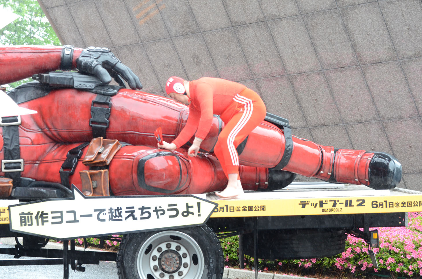 なかなかトラックから降りられない野性爆弾くっきー。