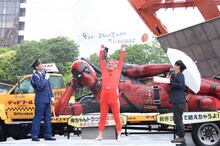 「奥さん…おたくの息子さん万引きしてましたで」と書いたメッセージを掲げる野性爆弾くっきー（中央）。