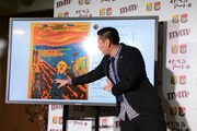 自作のアート「mの叫び」を紹介するチョコレートプラネット長田。