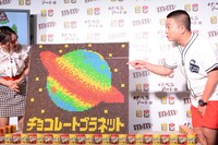 チョコレートプラネット長田が作ったアートに驚く相方・松尾（右）と岡田結実（左）。