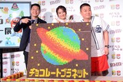 左からチョコレートプラネット長田、岡田結実、チョコレートプラネット松尾。