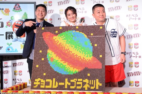 左からチョコレートプラネット長田、岡田結実、チョコレートプラネット松尾。