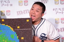 M&M'Sを使ったアートを食べるチョコレートプラネット松尾。