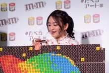 M&M'Sを使ったアートを食べる岡田結実。