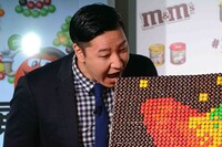 M&M'Sを使ったアートを食べるチョコレートプラネット長田。