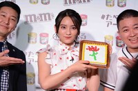 M&M'Sを使ってアートを作った岡田結実（中央）。