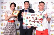 左から岡田結実、チョコレートプラネット。