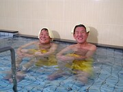 「極上空間 ～小さなクルマ、大きな未来。～」で東京・中野区の銭湯を訪れる（左から）ダンカン、ラッシャー板前。(c)BS朝日