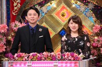 左から有吉弘行、尾崎里紗アナウンサー。(c)日本テレビ