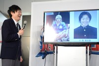 高校時代の自分の写真を見る和牛・川西。