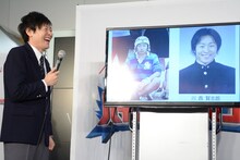 高校時代の自分の写真を見る和牛・川西。