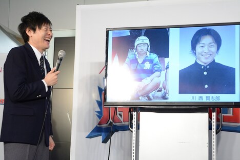 高校時代の自分の写真を見る和牛・川西。