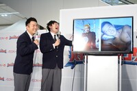 高校時代の水田の写真を見る和牛。