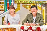 ゲストの佐藤仁美（左）とMCの明石家さんま（右）。(c)MBS