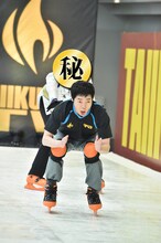 「人間カーリング対決」に臨む今田耕司（手前）ら。(c)TBS