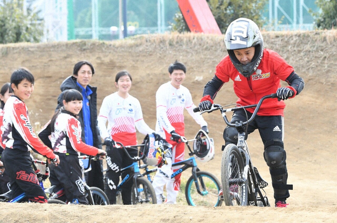 ナイナイ岡村がBMX挑戦、タイムマシーン3号山本とノッチは駅伝対決に出場