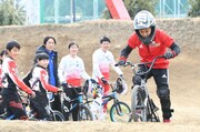 「ビートたけしのスポーツ大将 2時間半スペシャル」でBMXに挑戦するナインティナイン岡村（右）。(c)テレビ朝日