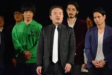 エンディングで挨拶をする米粒写経・居島。