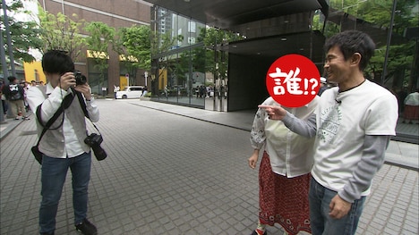 浜田と相方のツーショットを撮影しながらのロケ。(c)MBS