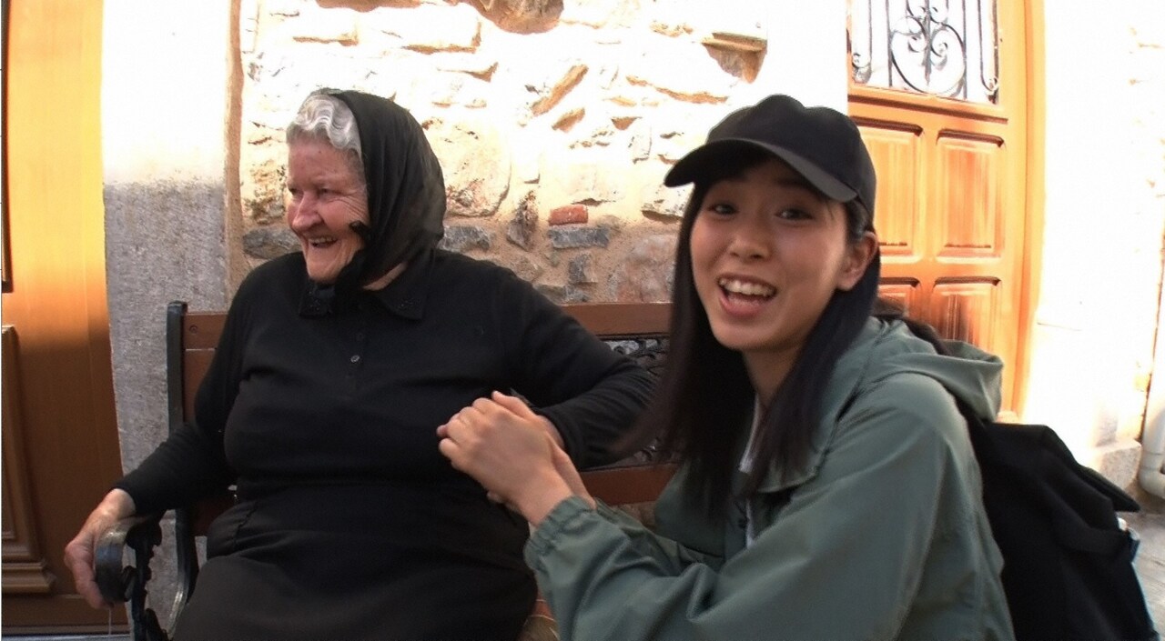 「世界の村のどエライさん」でロケリポーターを務める河邑ミク（右）。(c)関西テレビ