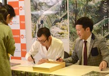 サインを書くジョイマン。