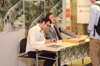 ファンと話すジョイマン。