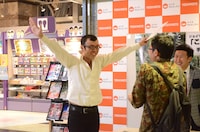 自身に似ている男性ファンに近づくジョイマン高木。