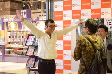 自身に似ている男性ファンに近づくジョイマン高木。