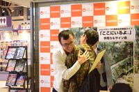 自身に似ている男性ファンを熱く抱きしめるジョイマン高木。