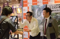 ラスト1枚を手売りするジョイマン。