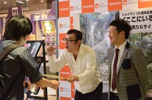 ラスト1枚を手売りするジョイマン。