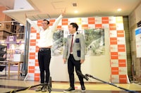 囲み取材に応じ、「みんなに感謝 MISIAが納車」と喜びをラップで披露したジョイマン高木（左）。