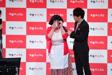 「すんのかい せんのかい賞」を受賞しハンカチで目を抑えてみせるすっちー（左）。