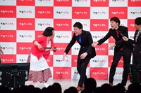 療養中の吉田裕に代わって乳首ドリルに挑戦する吉田たちとすっちー（左）。