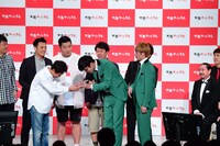 トット桑原がダウンタウン浜田にトロフィーを渡す。