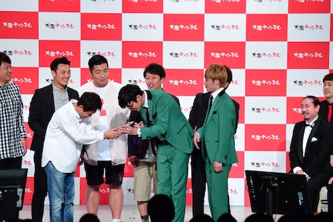 トット桑原がダウンタウン浜田にトロフィーを渡す。