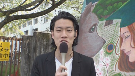 京都大学の学生寮からリポートする霜降り明星・粗品。(c)CBC