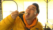 「バナナマンのせっかくグルメ！」で北海道・釧路を訪れるバナナマン設楽。(c)TBS