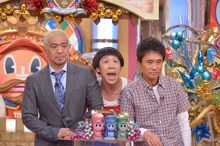ダウンタウンの間からひょっこりと顔を出すひょっこりはん（中央）。(c)読売テレビ