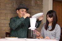 左からピエール瀧、広瀬麻知子アナウンサー。(c)静岡朝日テレビ
