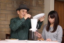 左からピエール瀧、広瀬麻知子アナウンサー。(c)静岡朝日テレビ