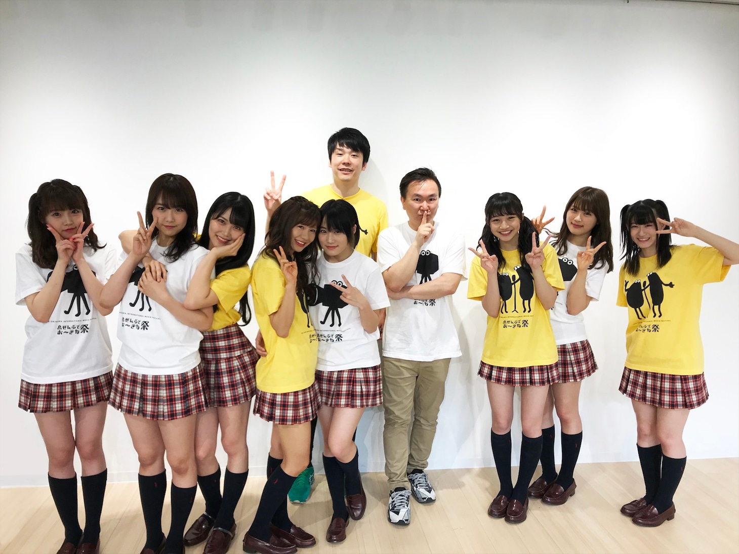 「NMBとまなぶくん～沖縄課外授業SP～」に出演する、かまいたちとNMB48。(c)関西テレビ