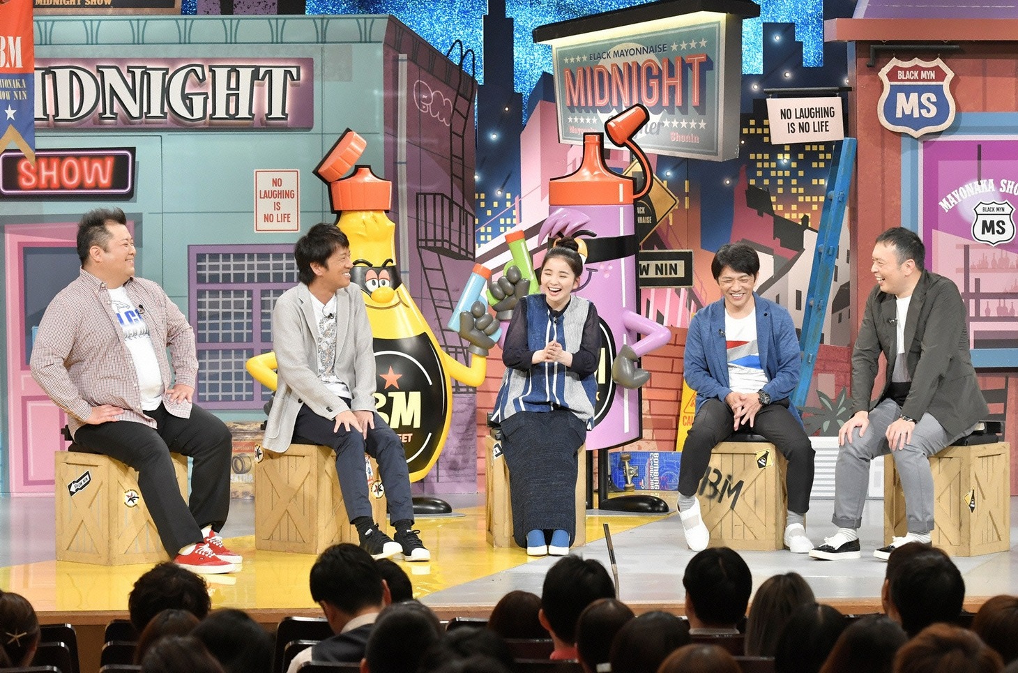 左からブラックマヨネーズ、福地桃子、中川家。(c)読売テレビ