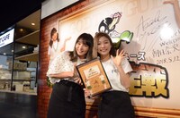 「ゴッドタン」アシスタントの野呂佳代（左）と朝日奈央（右）。「マジ歌」カフェで1日店長を務めた。