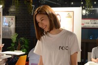 来店者と気さくに話す朝日奈央。