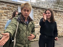 フランスで道を教えてもらうヒロシ（手前左）。(c)BS朝日