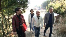 京都の海に近い秘境を訪れるタカアンドトシ、温水洋一（中央）、大林素子（後方）。(c)フジテレビ