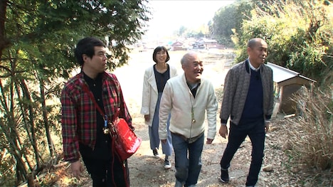京都の海に近い秘境を訪れるタカアンドトシ、温水洋一(中央)、大林素子(後方)。(c)フジテレビ