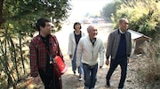 京都の海に近い秘境を訪れるタカアンドトシ、温水洋一(中央)、大林素子(後方)。(c)フジテレビ