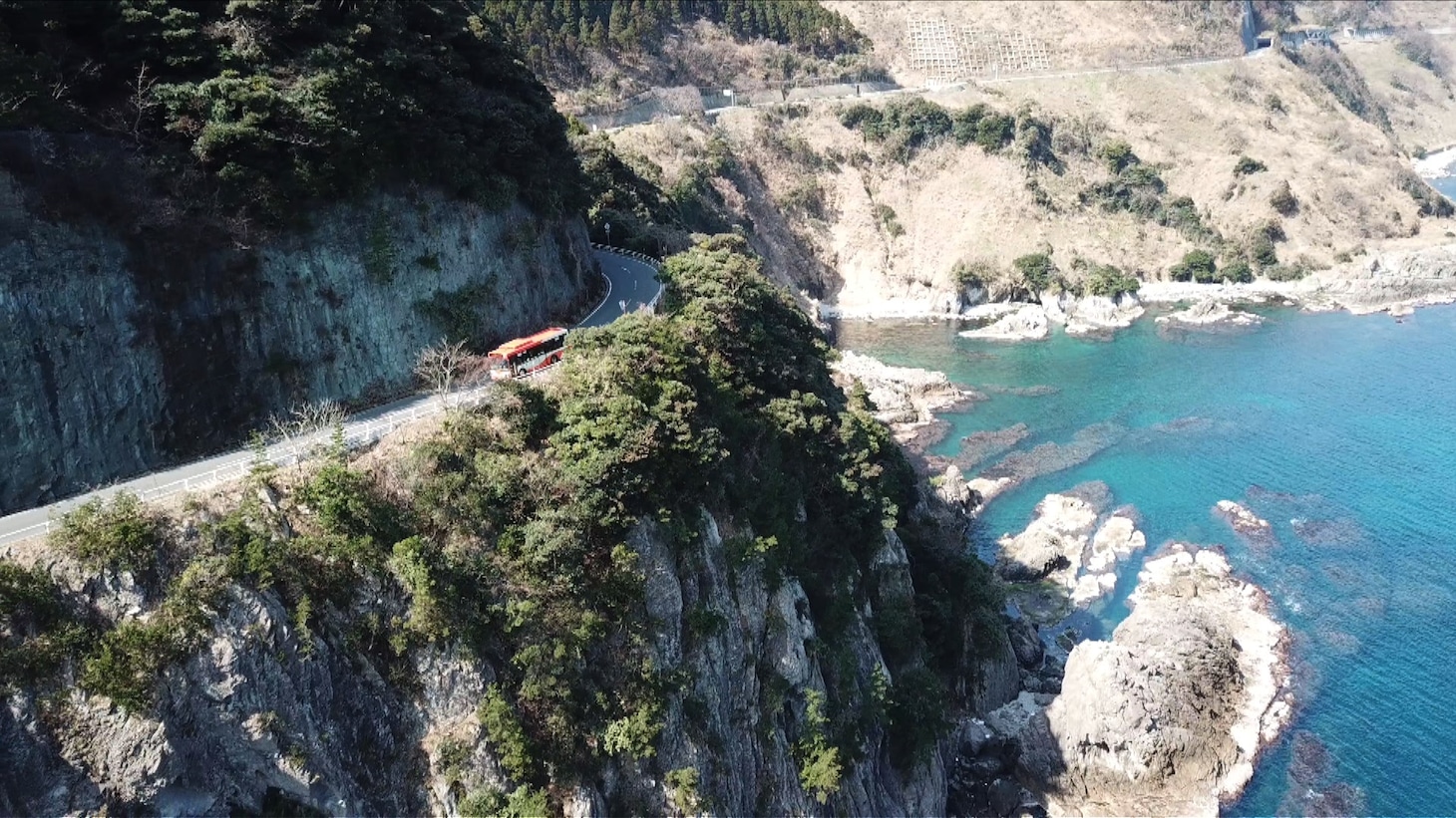 バスが海沿いを行く様子。(c)フジテレビ